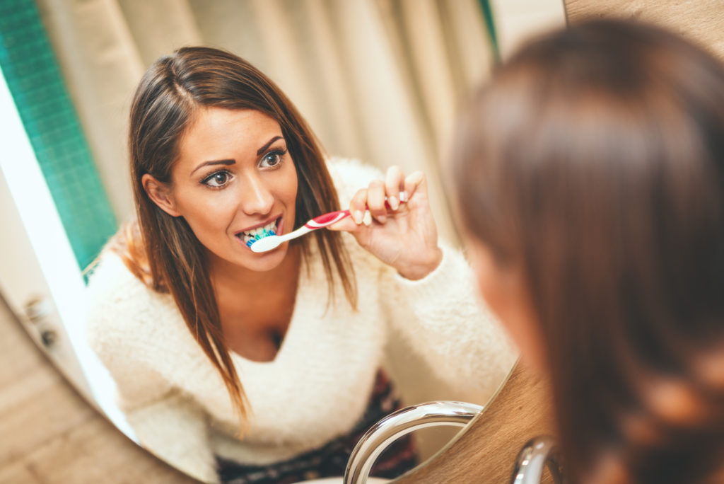 Jeune femme se brossant les dent